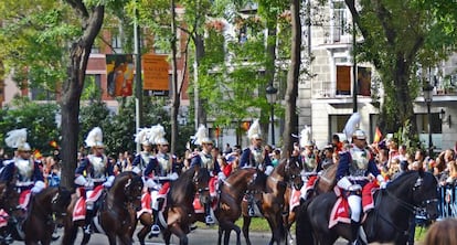 Coraceros desfilando por el Paseo de la Castellana.