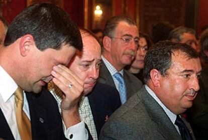 Martínez Soriano, al fondo, escucha la designación de Jaca mientras unos ciudadanos rompen a llorar.