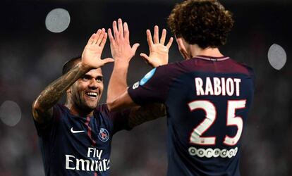 Alves felicita a Rabiot.