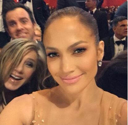 Selfie de Jennifer López con Jennifer Aniston y Justin Theroux colgado en su cuenta de Twitter