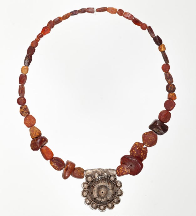 Collar y colgante visigodo hallado en el yacimiento de Villel de Mesa.