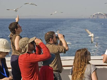 Un grupo de aficionados a la ornitología en una salida organizada por SEO BirdLife.