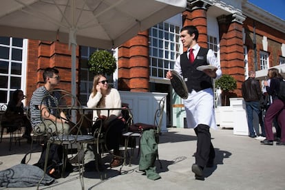 Todo el mundo lo sabe: el británico té de las cinco se toma a las cuatro. El país cuenta con gran diversidad de casas de té para disfrutar de una merienda muy 'british', como la londinense y rehabilitada The Orangery (en la foto), antiguo invernadero de la Reina Ana en los jardines del Palacio de Kennsington.