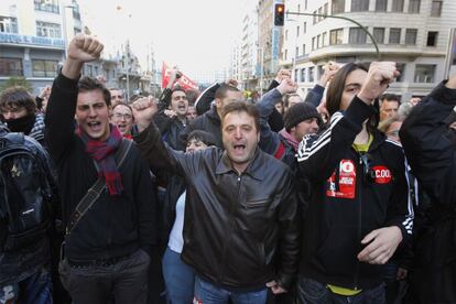 Manifestantes recorren el centro de Madrid durante la huelga general.