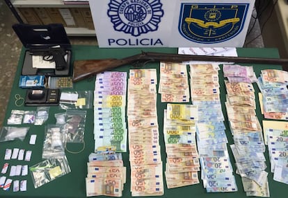 Los agentes han decomisado 24.100 euros en met&aacute;lico.