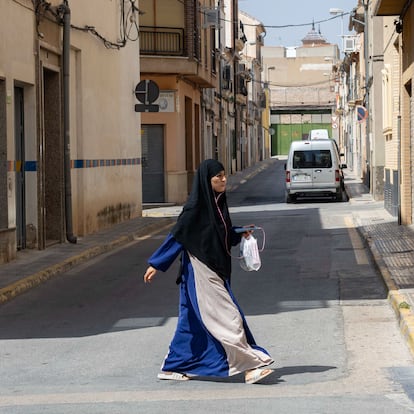 JUMILLA (MURCIA), 08/08/2025- Una mujer de origen marroquí, este viernes en una calle del centro de Jumilla (Murcia). "Es una vergüenza que se aprovechen de nosotros e intenten hacer el agosto informativo a nuestra costa", afirma a EFE Daniel Lozano, un vecino del municipio murciano de Jumilla que, a las puertas del ayuntamiento, resume este viernes el sentimiento de extrañeza, dolor y hasta enfado que cunde entre la población por sentirse protagonistas involuntarios de la polarización política. EFE/ Marcial Guillén
