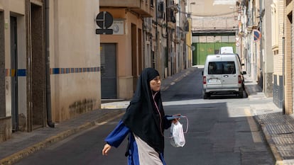 JUMILLA (MURCIA), 08/08/2025- Una mujer de origen marroquí, este viernes en una calle del centro de Jumilla (Murcia). "Es una vergüenza que se aprovechen de nosotros e intenten hacer el agosto informativo a nuestra costa", afirma a EFE Daniel Lozano, un vecino del municipio murciano de Jumilla que, a las puertas del ayuntamiento, resume este viernes el sentimiento de extrañeza, dolor y hasta enfado que cunde entre la población por sentirse protagonistas involuntarios de la polarización política. EFE/ Marcial Guillén