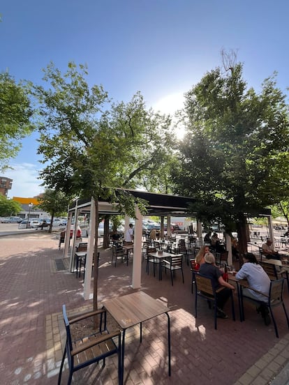 Terraza del bar Moraima en el madrileño barrio de Puente de Vallecas