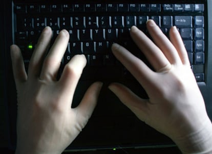 Infectar con códigos maliciosos un ordenador del país enemigo es una de las vías de ciberespionaje.