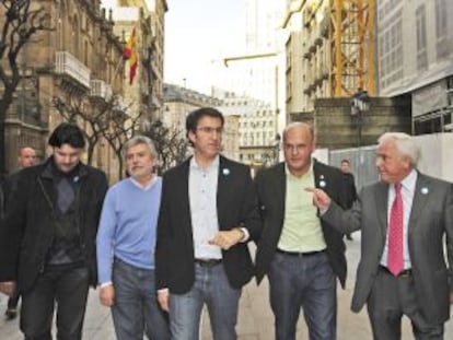 Feijóo (centro) y Manuel Baltar (derecha), junto con otros líderes populares.