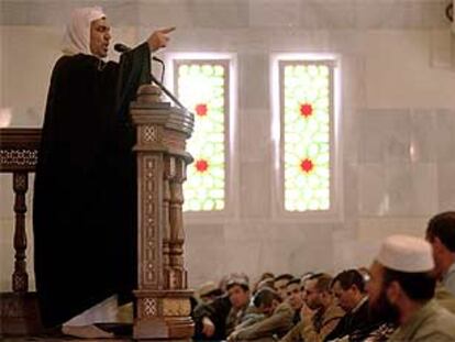El imam Sheij Munir, durante el sermón que pronunció ayer en la mezquita del Centro Cultural Islámico de Madrid.