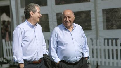 Amancio Ortega, a la derecha, junto al presidente de Inditex, Pablo Isla.