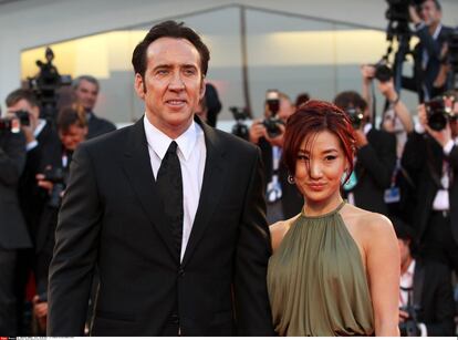 Nicolas Cage, de 52 años, conoció a Alice Kim, de 32, —su tercera esposa— cuando esta trabajaba como camarera en un club coreano de Los Ángeles. Se casaron en 2004 y tuvieron un hijo, Kal-El Cage (el nombre de nacimiento de Superman), de 11 años. Aunque su ruptura se conoció en junio, llevaban separados desde enero.