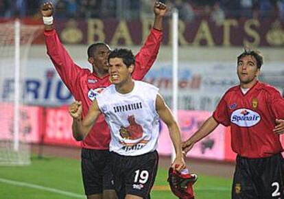 Luque, con la camiseta mallorquinista en la mano, celebra su gol.