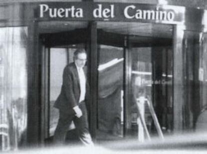 Joaqu&iacute;n Varela, exdirector del Igape, saliendo del hotel Puerta del Camino tras una comida con la trama.