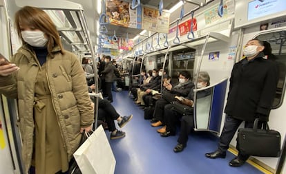 Pasajeros en el metro de Tokio en febrero 2020 antes del anuncio de las medidas de emergencia.