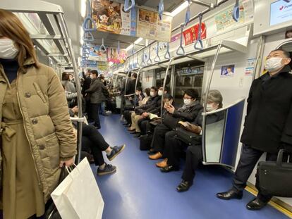 Pasajeros en el metro de Tokio en febrero 2020 antes del anuncio de las medidas de emergencia.