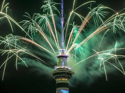 Fuegos artificiales en la Sky Tower en Auckland, Nueva Zelanda.