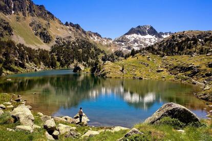 Sus 200 lagos (o estanys) son, junto con los riscos de Els Encantats y sus característicos meandros de alta montaña (las aigüestortes), señas de identidad del parque nacional de Aigüestortes i Estany de Sant Maurici, en Lleida, ejemplo de humedal de montaña en el Pirineo central, que se encuentra dividido entre cuatro comarcas pirenaicas: la Alta Ribagorza, el Pallars Sobirà, el Pallars Jussà y el Valle de Arán. En el parque viven aproximadamente 200 especies de vertebrados, de las que casi dos terceras partes son aves. En la foto, el circo de Colomèrs.