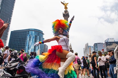 Una asistente baila este sábado en Paseo de la Reforma.