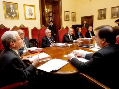 Los actuales miembros del Constitucional, en un pleno de 2012.