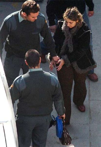 Ana María C.F., madre de Alba, es conducida por la Guardia Civil desde las dependencias de la Policía Municipal de Cerdanyola del Vallés.