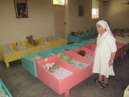 Después de comer los niños más pequeños echan la siesta en una sala que las monjas han habilitado para ello.