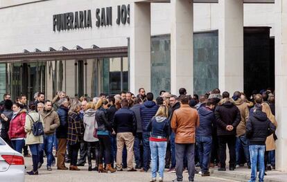 Decenas de personas ante el Tanatorio San José de Burgos para asistir al funeral de la mujer asesinada por su expareja.