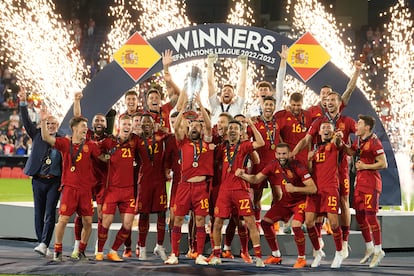 Los jugadores de la selección española de fútbol celebran en Róterdam la victoria en la Liga de las Naciones.