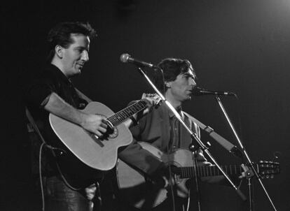 Los dos músicos en un concierto en San Sebastián en 1989 en el Festival Contra el Miedo, organizado en solidaridad con el cantautor vasco Imanol, tras haber sido amenazado en unas pintadas firmadas por ETA.


 