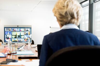 La presidenta de la Comisión, Ursula Von Der Leyen, durante una videoconferencia.