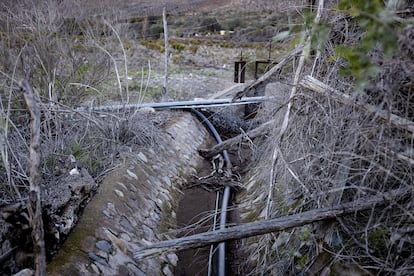 Un canal en desuso que llevaba agua a la casa de Quiroz.