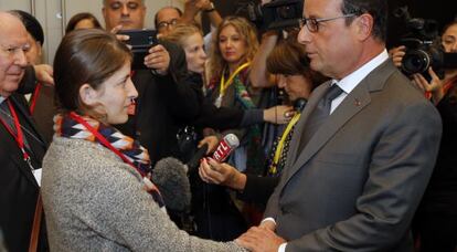 Hollande saluda a la yazidí autora de "Jinan, esclava de Daesh"