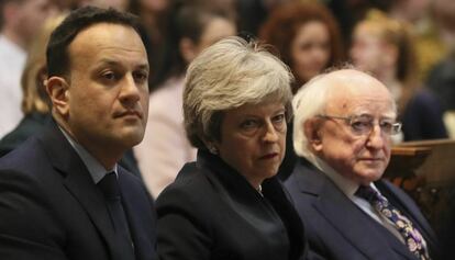 El primer ministro de Irlanda, Leo Varadkar,la primera ministra británica Theresa May, y el presidente de Irlanda, Michael D Higgins, en el funeral de la periodista Lyra McKee en Belfast.