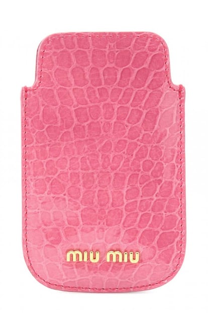 Protege tu móvil con esta delicada funda de piel de serpiente de Miu Miu (75 euros).