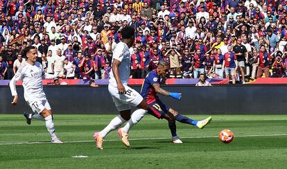 Raphinha, del Barcelon, anota el tercer gol.