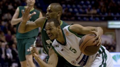 Juan Dixon trata de robar el balón a Marcus Brown, del Zalgiris.