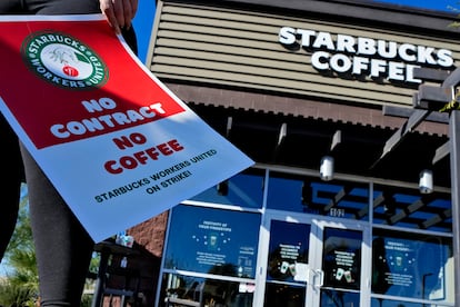 Empleados de Starbucks organizan una huelga en contra de las medidas antisindicales