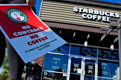 Empleados de Starbucks organizan una huelga en contra de las medidas antisindicales