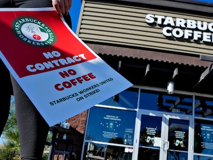 Un cartel durante una de las manifestaciones afuera de una sucursal de Starbucks en la ciudad de Mesa, en el Estado de Arizona.