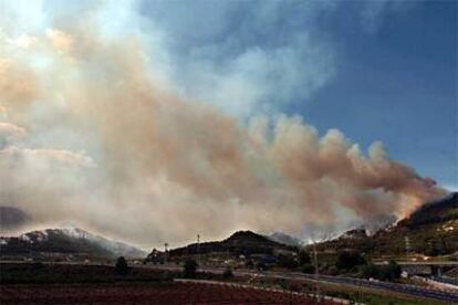 El incendio forestal declarado en la comarca valenciana de la Safor ha quemado ya 1.800 hectáreas.