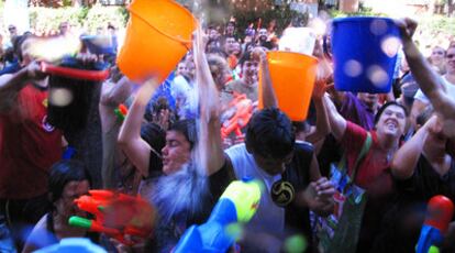 El barrio se echa a la calle para su celebración más utópica: la que celebra las bondades de su 'puerto' con una Batalla Naval por las fiestas del Carmen. Cinco camiones cisterna dispensan de líquido transparente a los asistentes, que intentan llenar sus cubos los primeros.