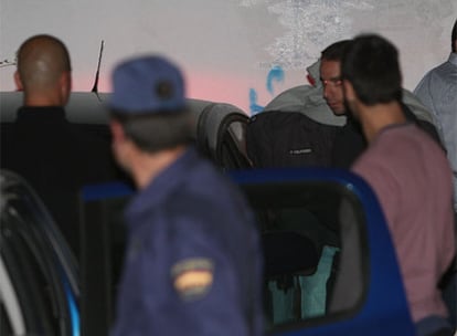 La policía traslada a prisión a uno de los policías detenidos en Málaga por corrupción.