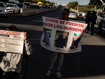 Relatives and friends of the seven abducted young people block a road in protest, in the municipality of Villanueva, Zacatecas, on September 26, 2023.