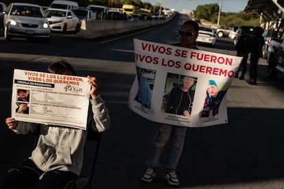 Relatives and friends of the seven abducted young people block a road in protest, in the municipality of Villanueva, Zacatecas, on September 26, 2023.