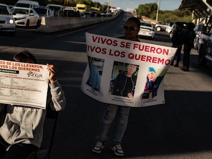 Familiares y amigos de los siete jóvenes desaparecidos bloquean una carretera, el 26 de septiembre en Villanueva (Zacatecas).