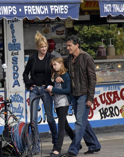 Al igual que sus hermanos, Stella se ha paseado por los 'sets' de sus padres. Aquí, junto a Melanie Griffith visitando a Antonio Banderas en el rodaje de 'The Code' en 2007.