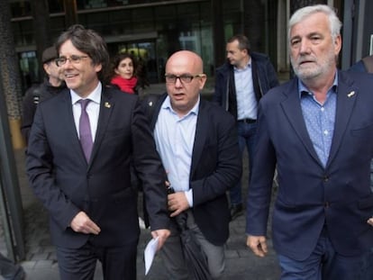 Carles Puigdemont junto a su abogado Gonzalo Boye, quien ha ejercido de asesor de Junts en la negociación de la ley de amnistía.