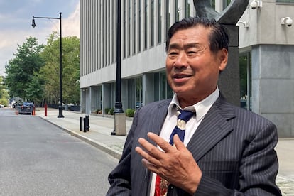 El académico chino-estadounidense Wang Shujun habla con la prensa tras ser condenado en un tribunal federal de Brooklyn acusado de actuar como agente ilegal del gobierno de China, en Nueva York.