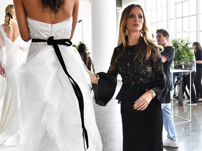 Georgina Chapman, con algunos de sus trajes de novia.
